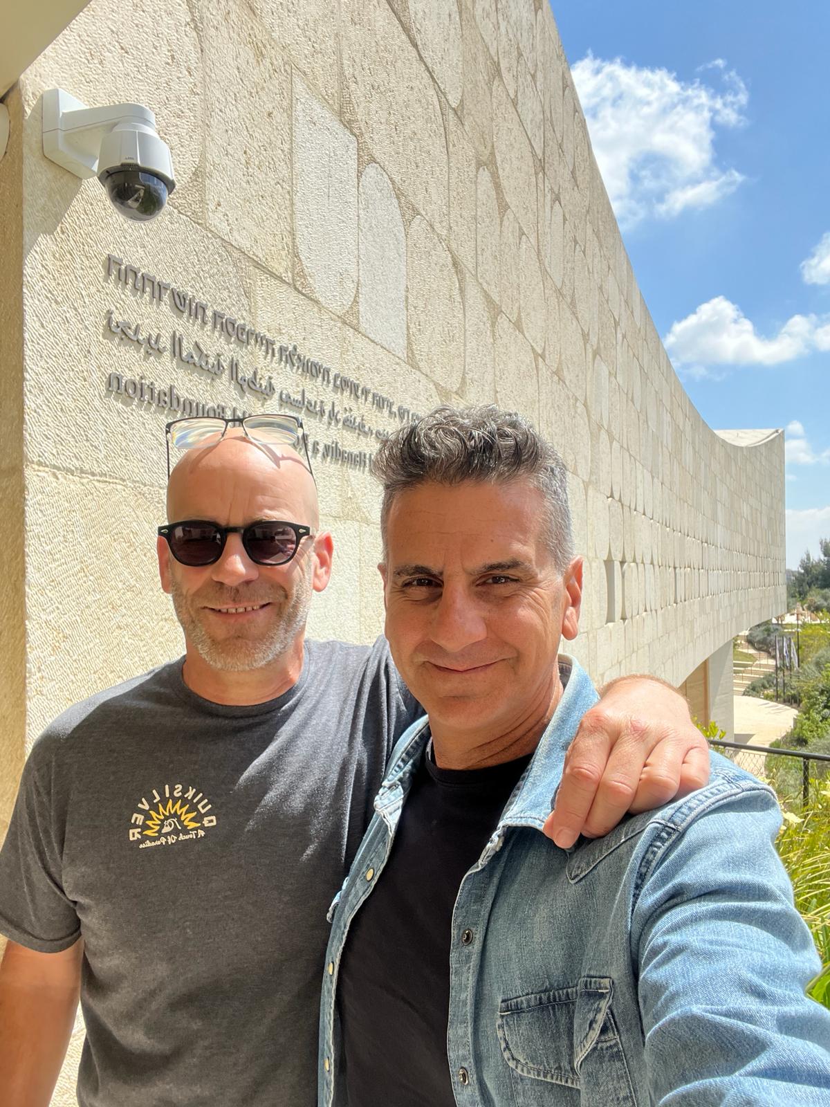 נועם אליעזר (מימין, ללא משקפיים) וצור גולן (משמאל, עם משקפיים)